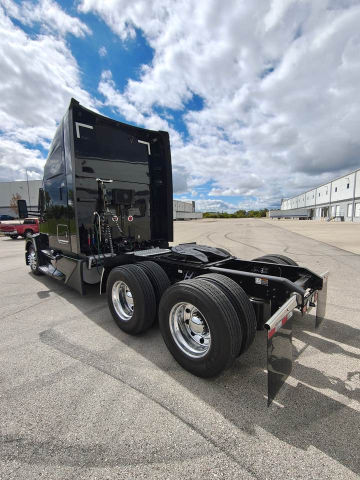 2023 Kenworth T680 76" Raised Roof Sleeper, exterior photo 5