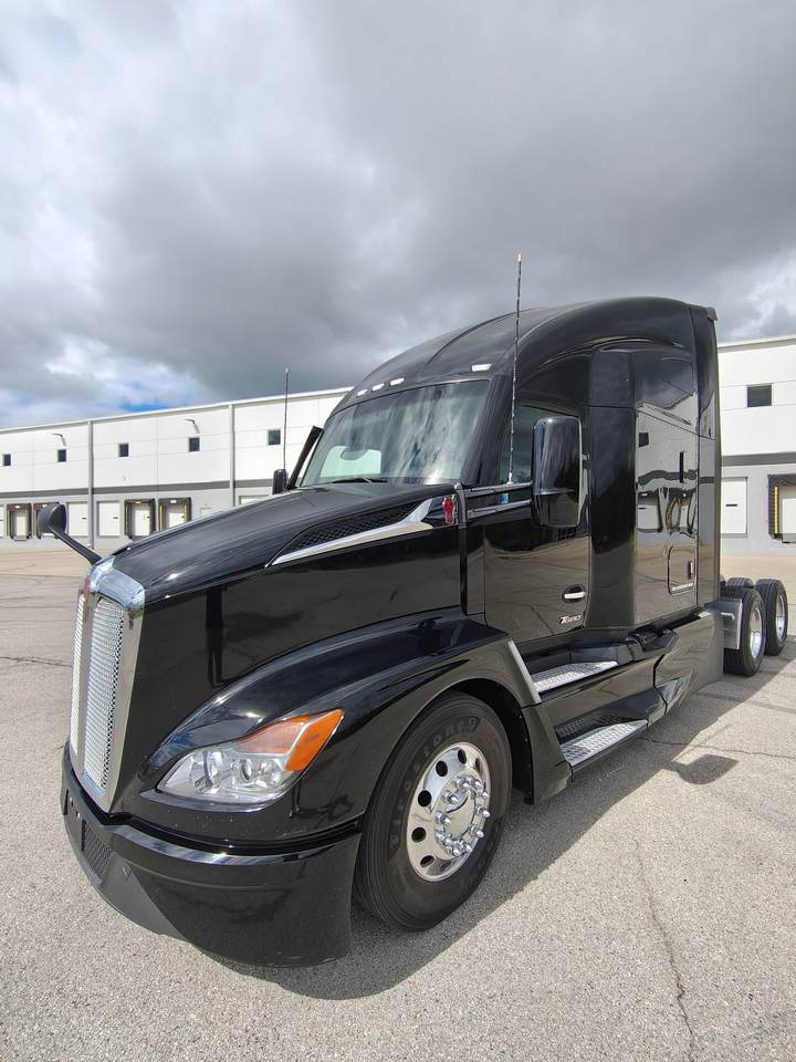 2023 Kenworth T680 76" Raised Roof Sleeper, exterior photo 7
