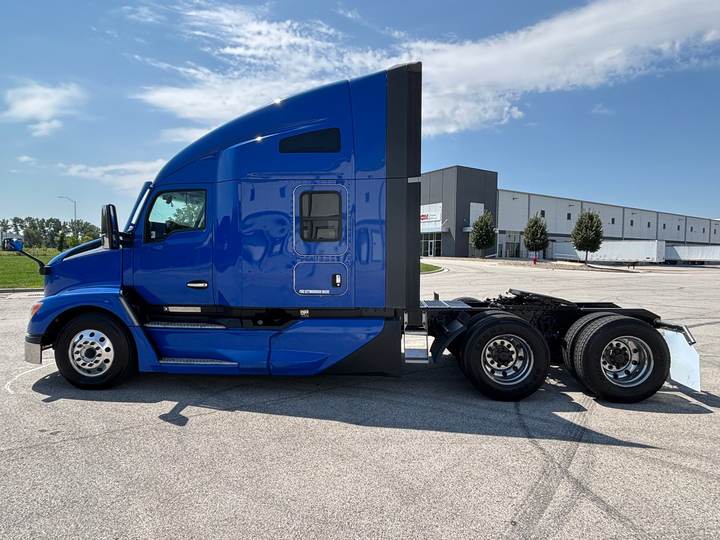 2023 Kenworth T680 76" Raised Roof Sleeper, exterior photo 3
