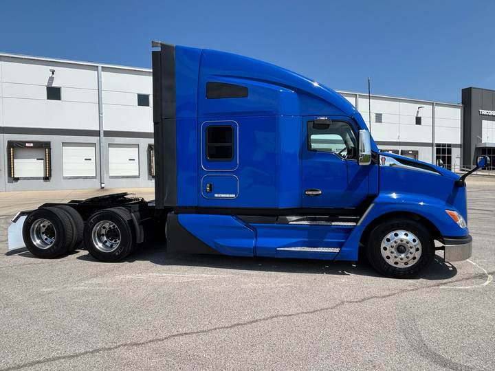 2023 Kenworth T680 76" Raised Roof Sleeper, exterior photo 4
