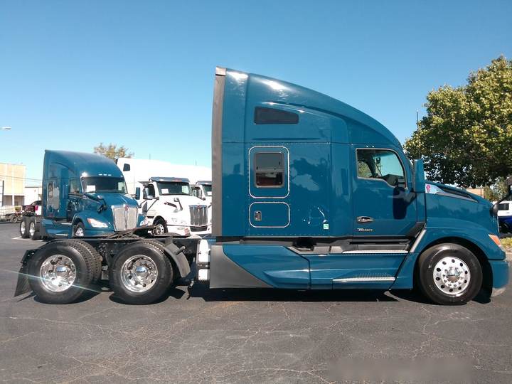 2023 Kenworth T680 76" Raised Roof Sleeper, exterior photo 4