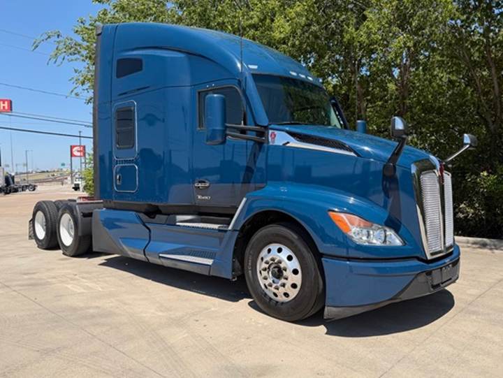 2023 Kenworth T680 76" Raised Roof Sleeper, exterior photo 1
