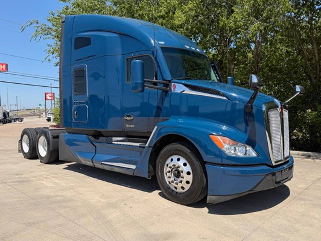 2023 Kenworth T680 76" Raised Roof Sleeper, exterior photo 1
