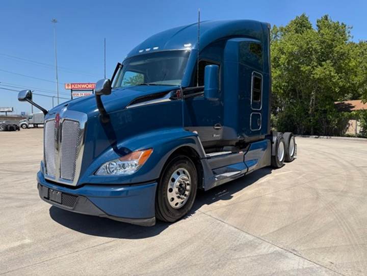 2023 Kenworth T680 76" Raised Roof Sleeper, exterior photo 2