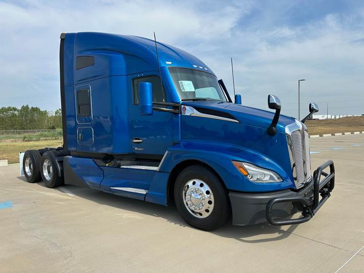 2023 Kenworth T680 76" Raised Roof Sleeper, exterior photo 1