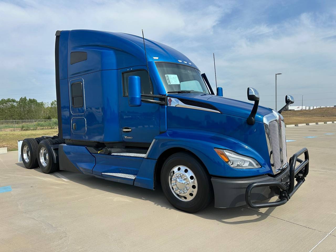 2023 Kenworth T680 76" Raised Roof Sleeper, exterior photo 1