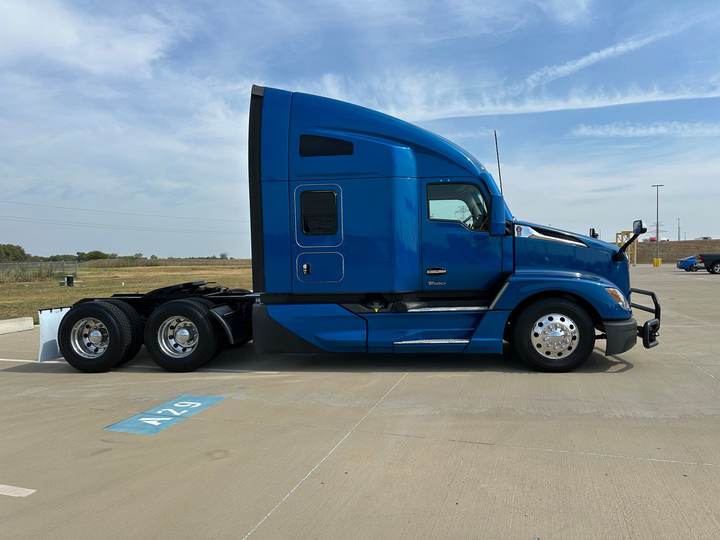 2023 Kenworth T680 76" Raised Roof Sleeper, exterior photo 2