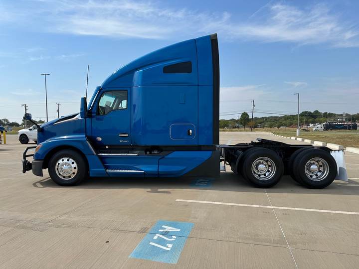 2023 Kenworth T680 76" Raised Roof Sleeper, exterior photo 5