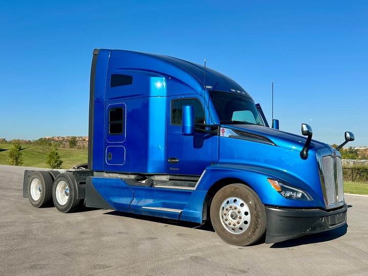 2023 Kenworth T680 76" Raised Roof Sleeper, exterior photo 1