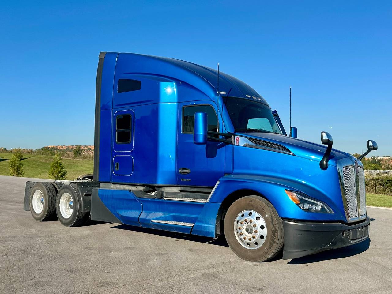 2023 Kenworth T680 76" Raised Roof Sleeper, exterior photo 1