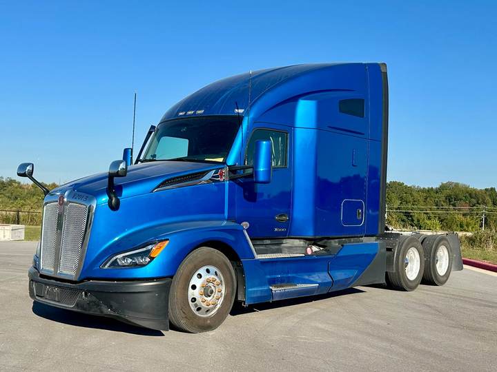 2023 Kenworth T680 76" Raised Roof Sleeper, exterior photo 2