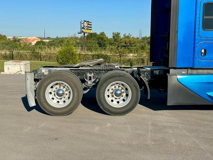 2023 Kenworth T680 76" Raised Roof Sleeper, exterior photo 3