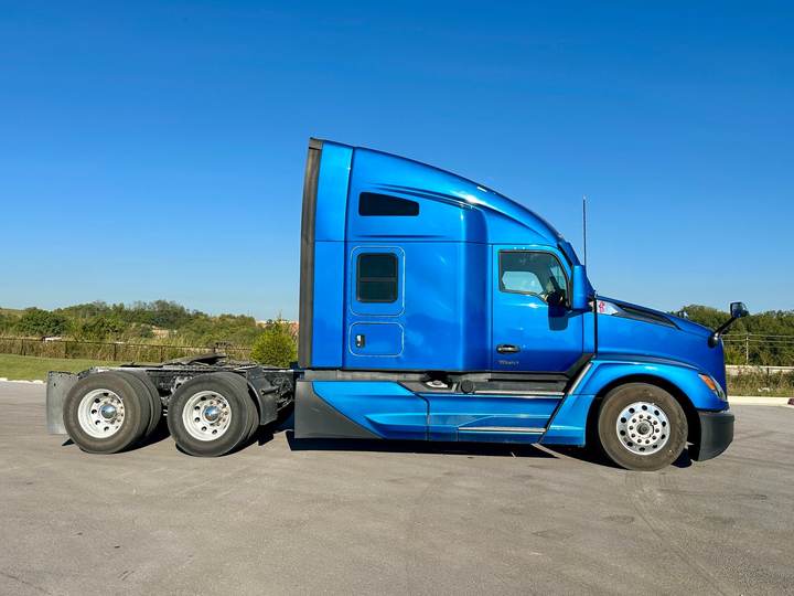 2023 Kenworth T680 76" Raised Roof Sleeper, exterior photo 5