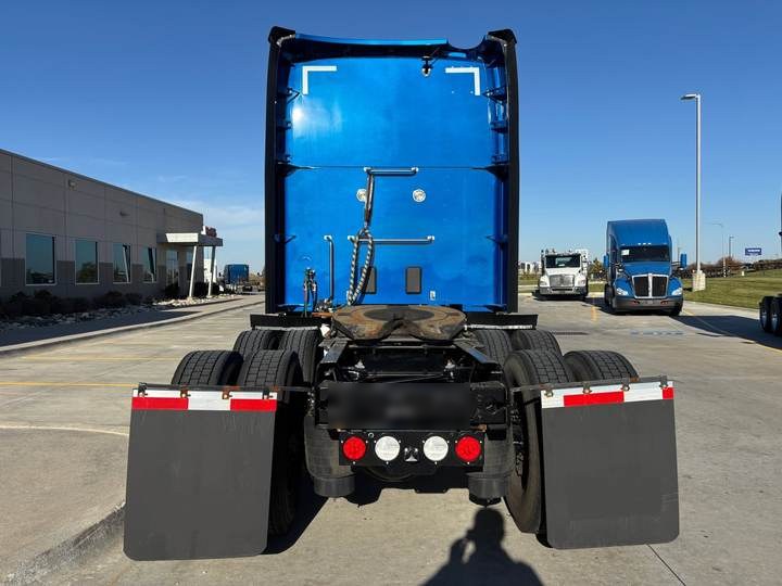 2023 Kenworth T680 76" Raised Roof Sleeper, exterior photo 1