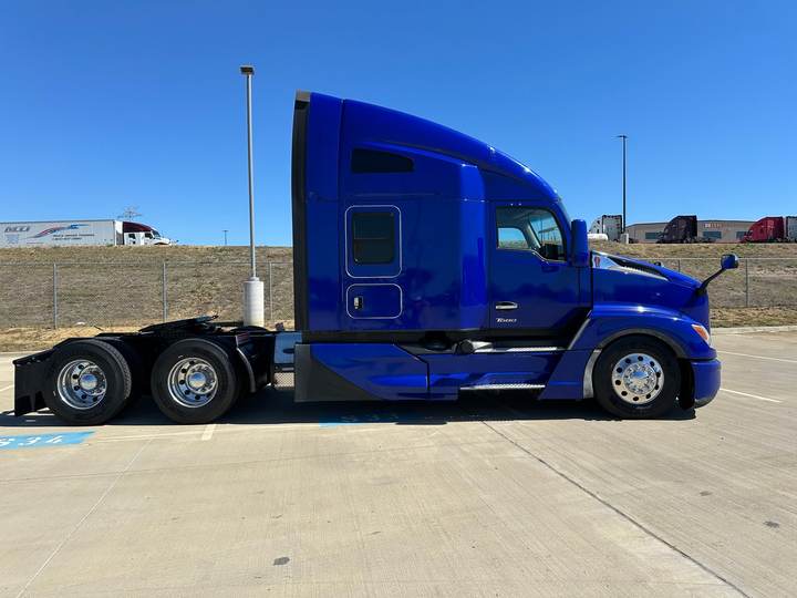 2023 Kenworth T680 76" Raised Roof Sleeper, exterior photo 2