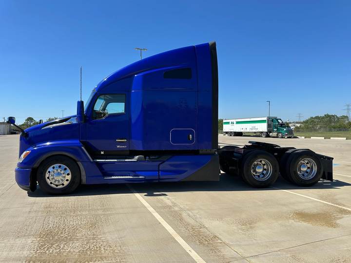 2023 Kenworth T680 76" Raised Roof Sleeper, exterior photo 6