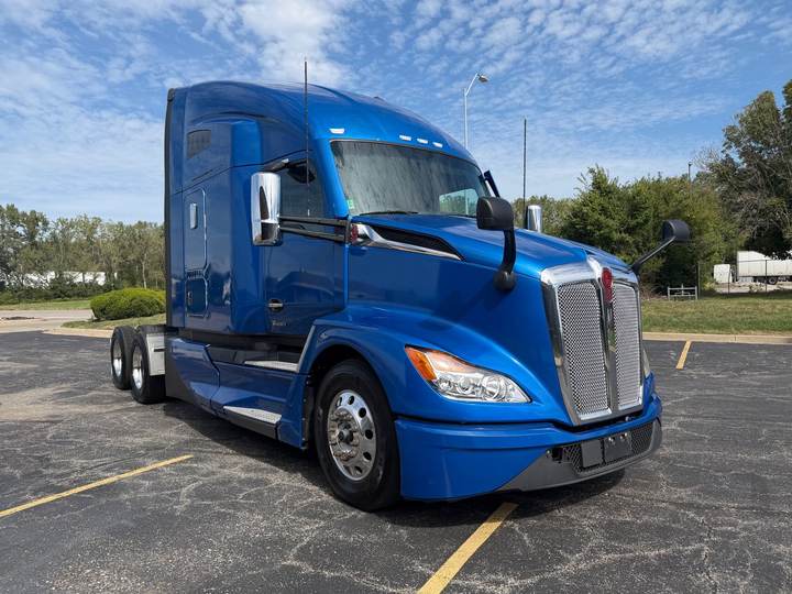 2023 Kenworth T680 76" Raised Roof Sleeper, exterior photo 1