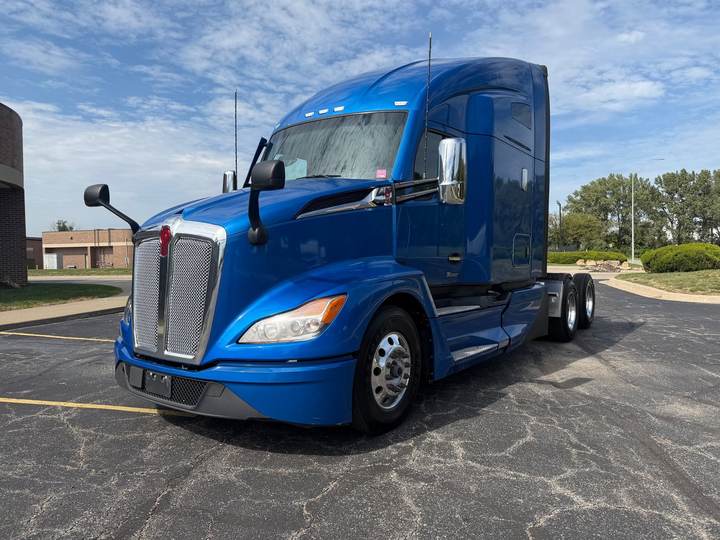 2023 Kenworth T680 76" Raised Roof Sleeper, exterior photo 2