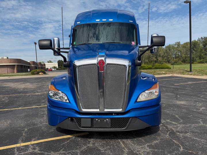 2023 Kenworth T680 76" Raised Roof Sleeper, exterior photo 3