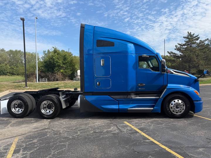 2023 Kenworth T680 76" Raised Roof Sleeper, exterior photo 4