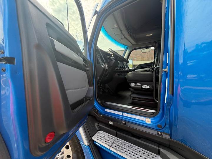 2023 Kenworth T680 76" Raised Roof Sleeper, interior photo 7
