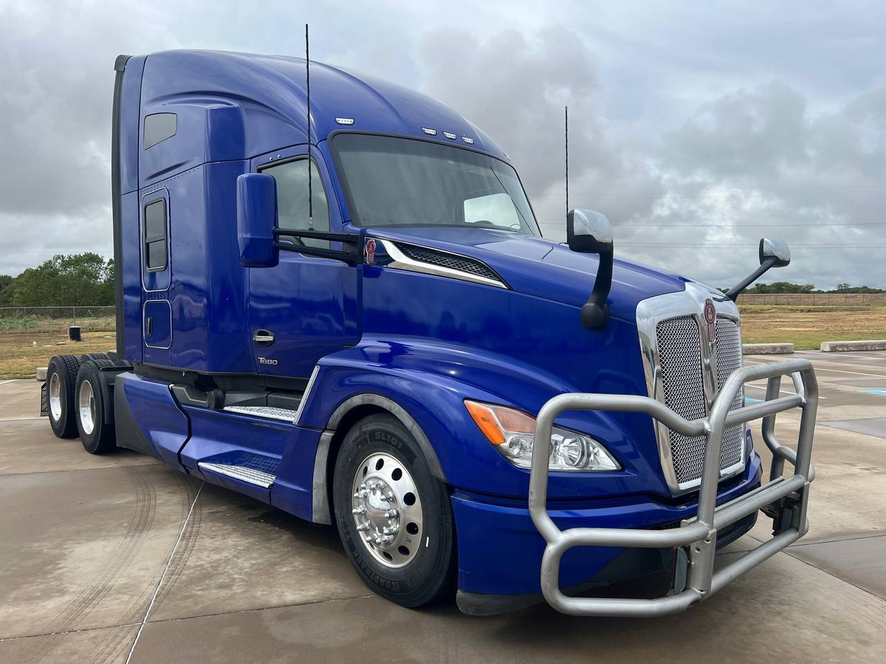 2023 Kenworth T680 76" Raised Roof Sleeper, exterior photo 1