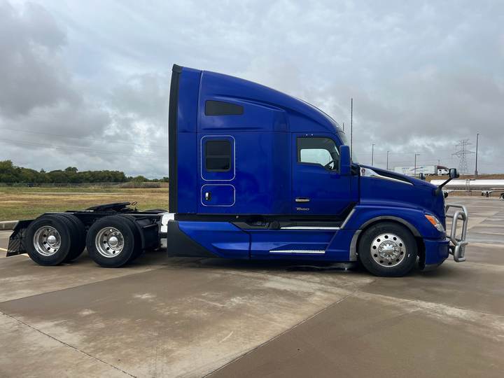 2023 Kenworth T680 76" Raised Roof Sleeper, exterior photo 2
