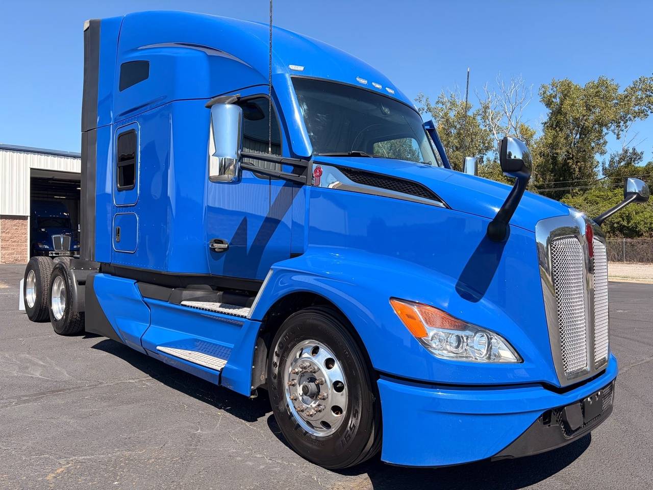 2023 Kenworth T680 76" Raised Roof Sleeper, exterior photo 1