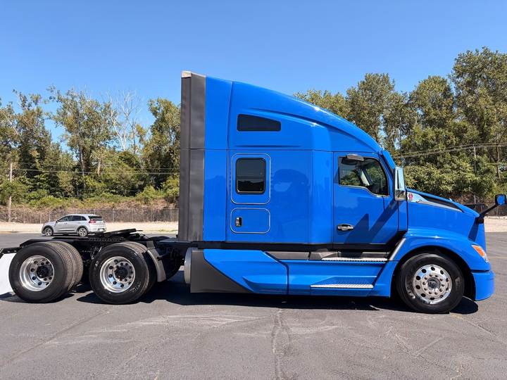 2023 Kenworth T680 76" Raised Roof Sleeper, exterior photo 3