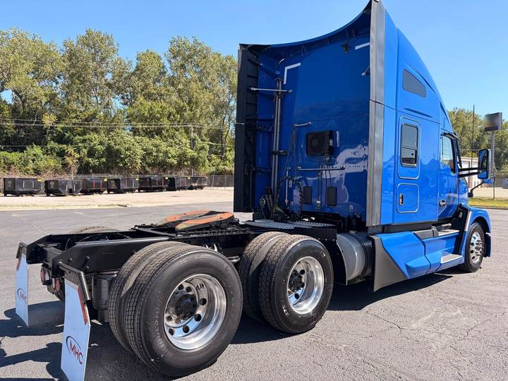 2023 Kenworth T680 76" Raised Roof Sleeper, exterior photo 4