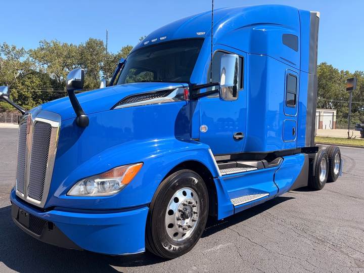 2023 Kenworth T680 76" Raised Roof Sleeper, exterior photo 5
