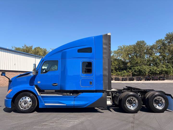 2023 Kenworth T680 76" Raised Roof Sleeper, exterior photo 6