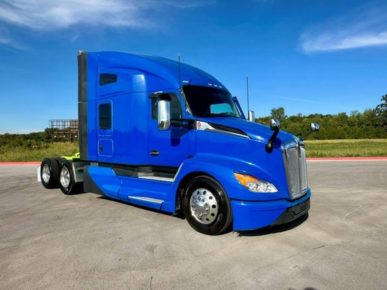 2023 Kenworth T680 76" Raised Roof Sleeper, exterior photo 1
