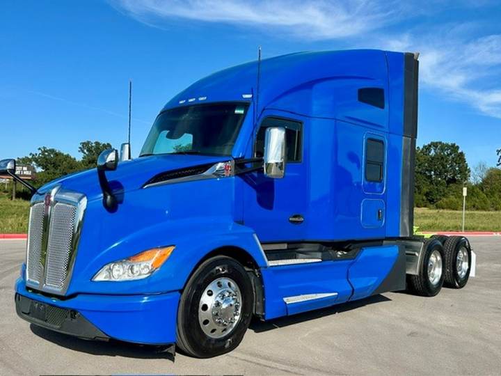2023 Kenworth T680 76" Raised Roof Sleeper, exterior photo 2