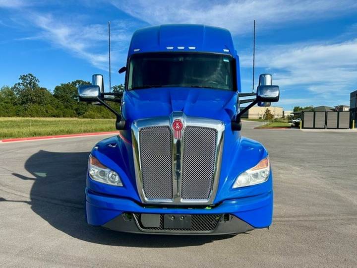 2023 Kenworth T680 76" Raised Roof Sleeper, exterior photo 4