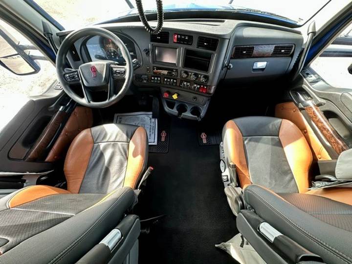 2023 Kenworth T680 76" Raised Roof Sleeper, interior photo 7