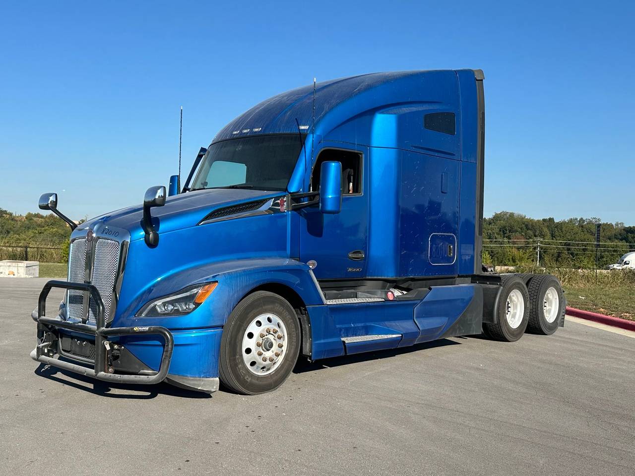 2023 Kenworth T680 76" Raised Roof Sleeper, exterior photo 1