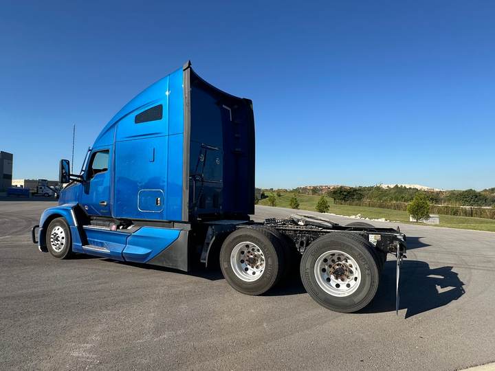 2023 Kenworth T680 76" Raised Roof Sleeper, exterior photo 3