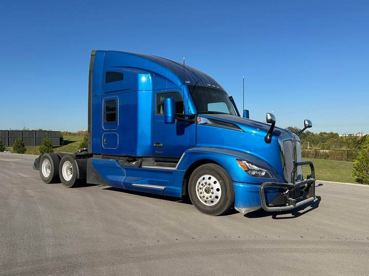 2023 Kenworth T680 76" Raised Roof Sleeper, exterior photo 4
