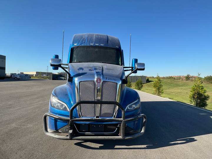 2023 Kenworth T680 76" Raised Roof Sleeper, exterior photo 7