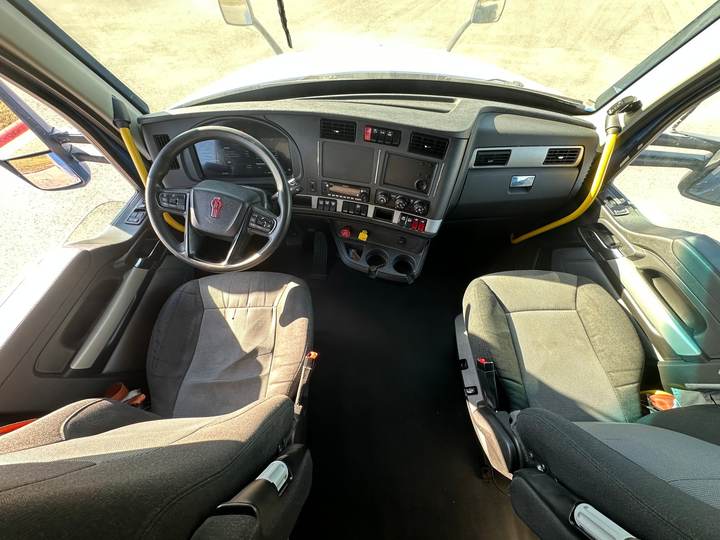 2023 Kenworth T680 76" Raised Roof Sleeper, interior photo 8