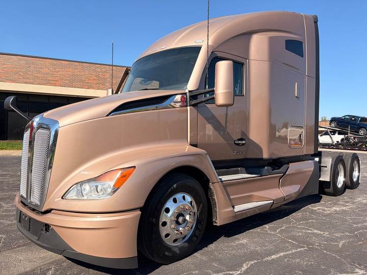 2023 Kenworth T680 76" Raised Roof Sleeper, exterior photo 1