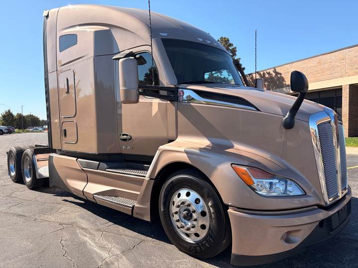 2023 Kenworth T680 76" Raised Roof Sleeper, exterior photo 3