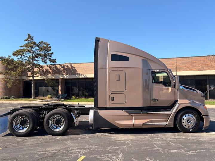 2023 Kenworth T680 76" Raised Roof Sleeper, exterior photo 4