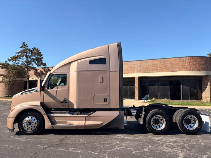 2023 Kenworth T680 76" Raised Roof Sleeper, exterior photo 6
