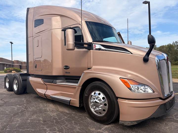 2023 Kenworth T680 76" Raised Roof Sleeper, exterior photo 1