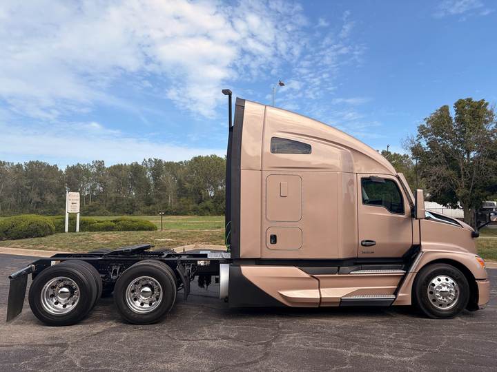 2023 Kenworth T680 76" Raised Roof Sleeper, exterior photo 3