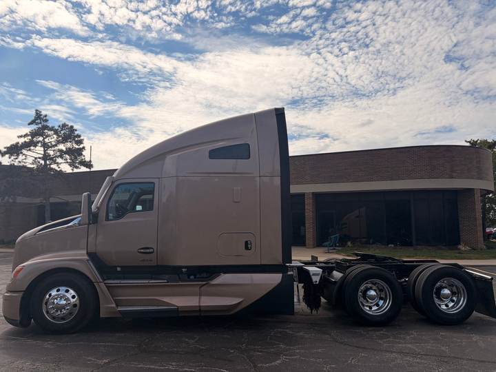 2023 Kenworth T680 76" Raised Roof Sleeper, exterior photo 5