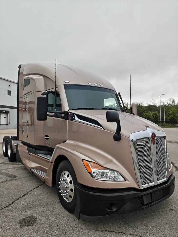 2023 Kenworth T680 76" Raised Roof Sleeper, exterior photo 1