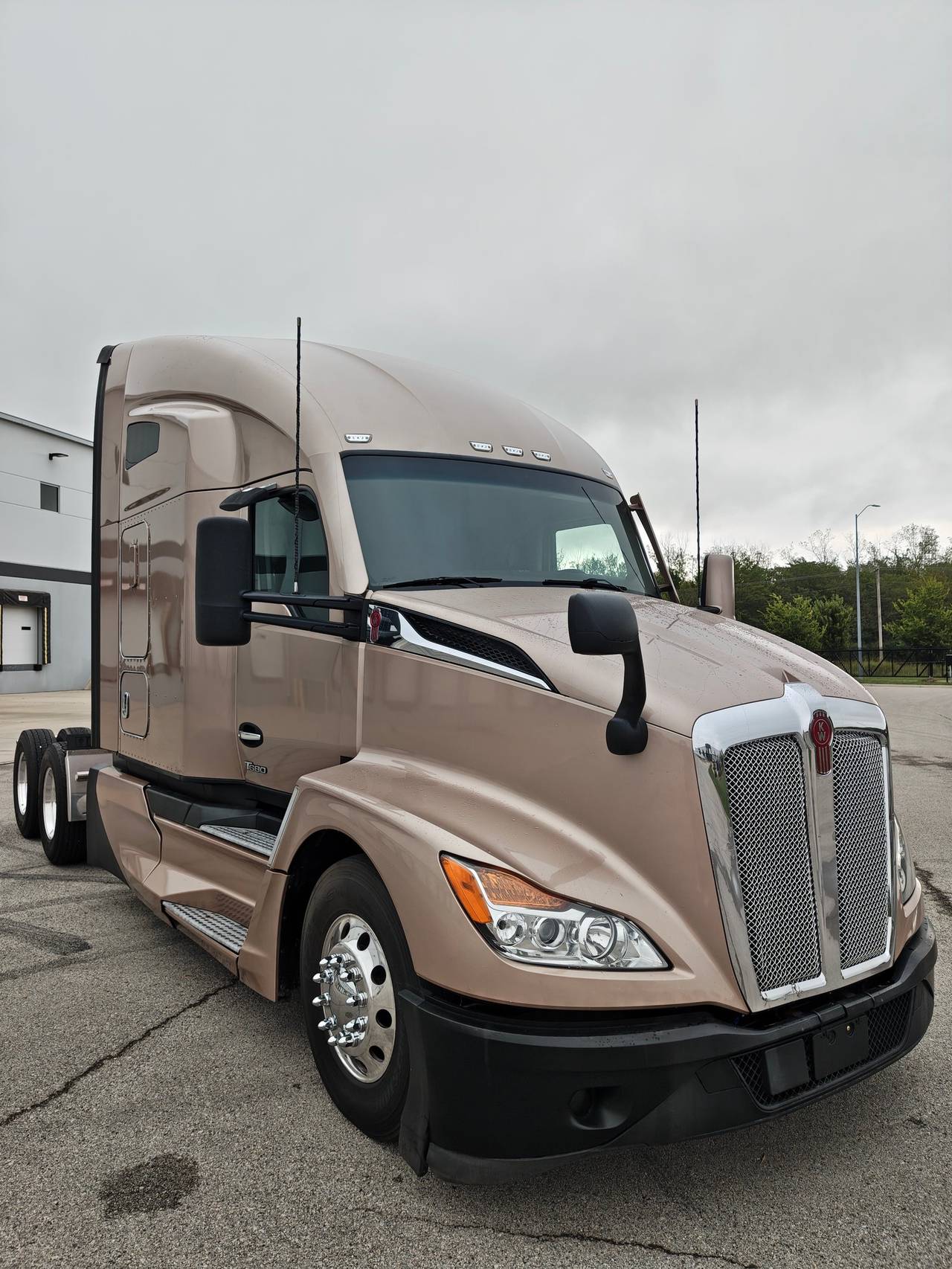 2023 Kenworth T680 76" Raised Roof Sleeper, exterior photo 1